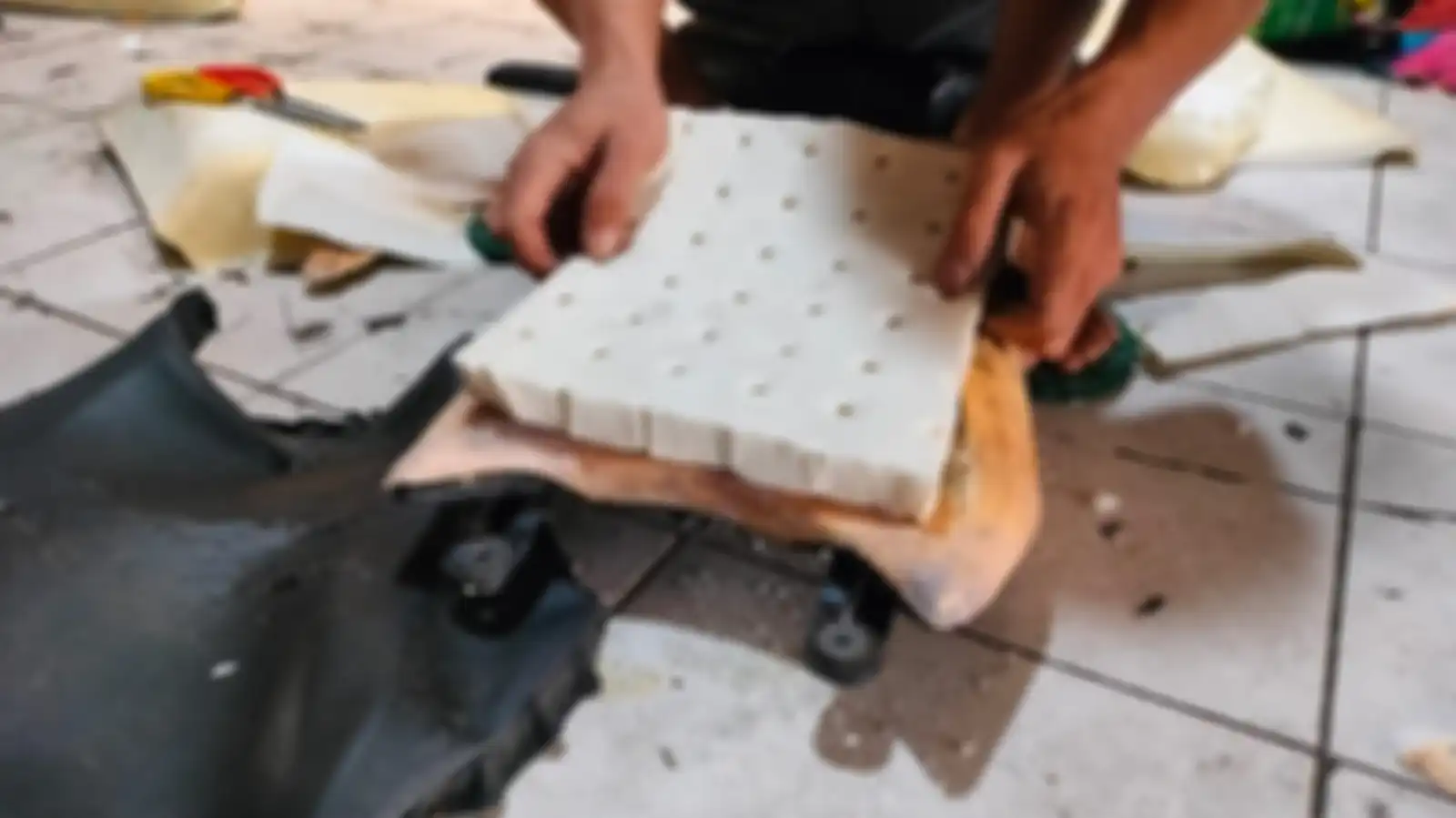 Proses bikin jok motor empuk dengan pemasangan latex