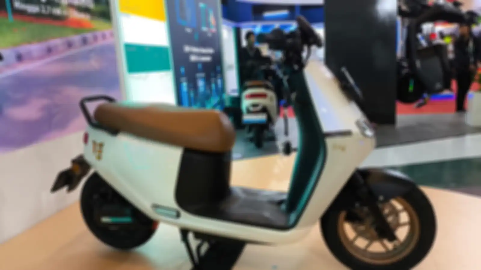 Tampak samping kanan motor listrik baru Electrum H3i.
