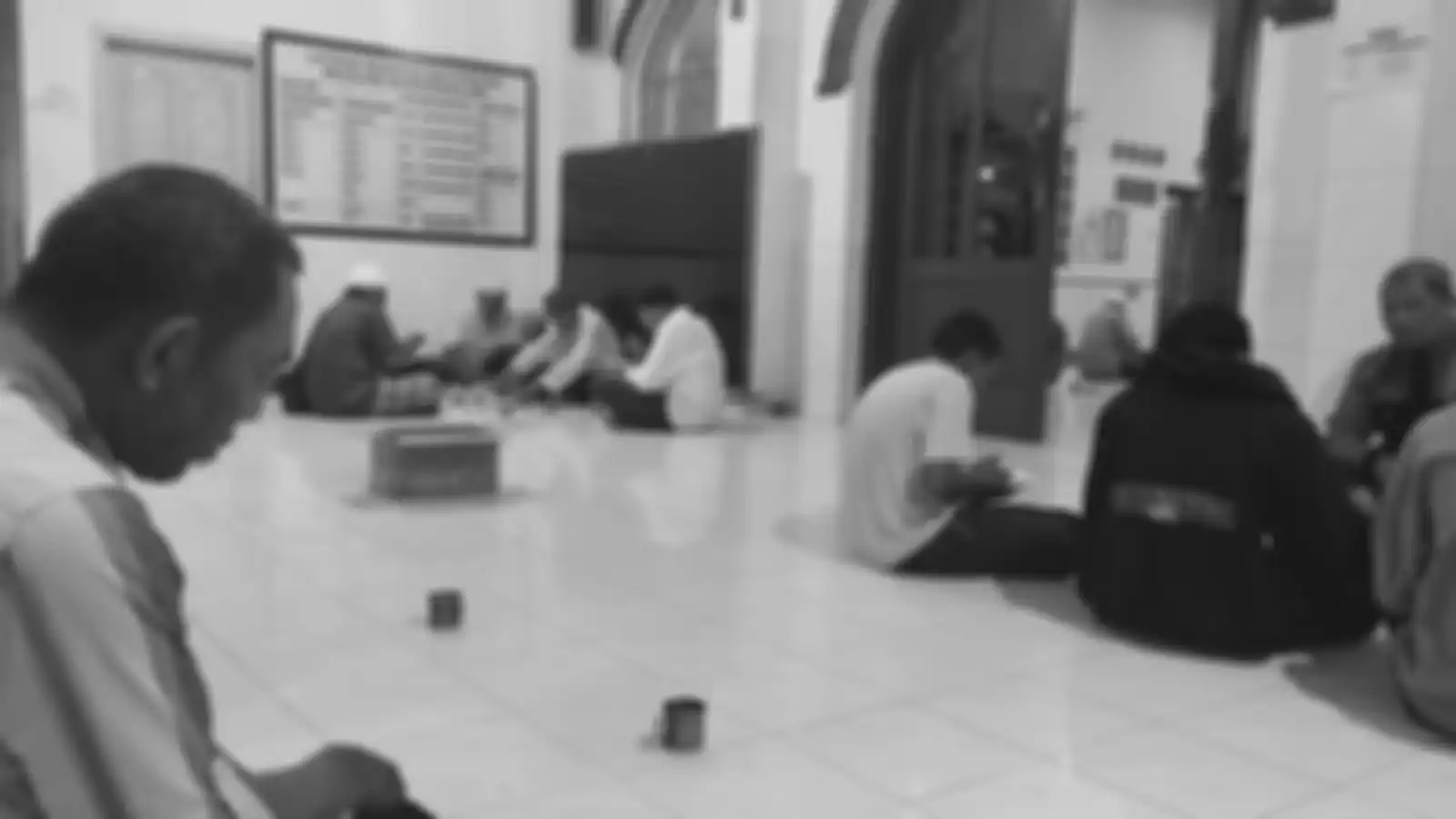 Setiap harinya, ada sekitar 200 piring bubur samin banjar khusus untuk menu takjil. Ribuan piring lainnya dibagikan kepada masyarakat sekitar (Habib Asyhad/Intisari)