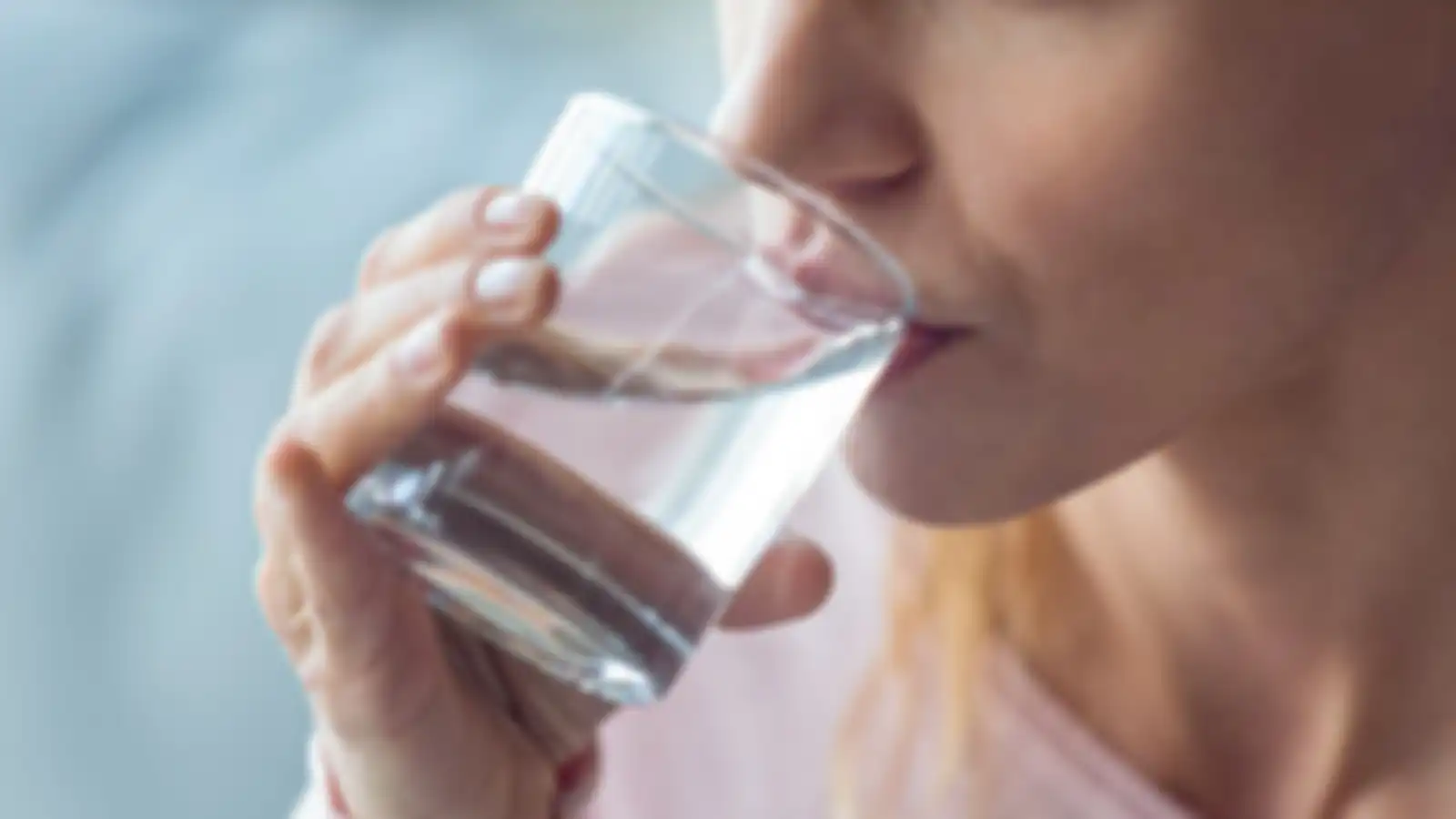 Minum air putih di pagi hari