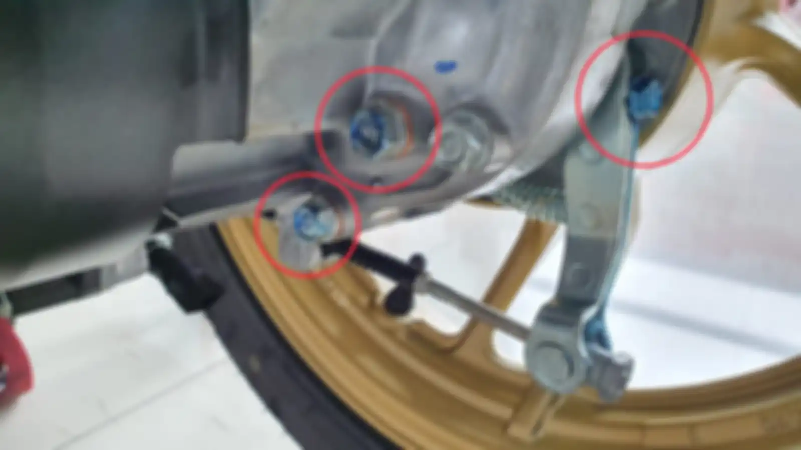 Ada coretan pada baut motor yang masih baru petanda baik