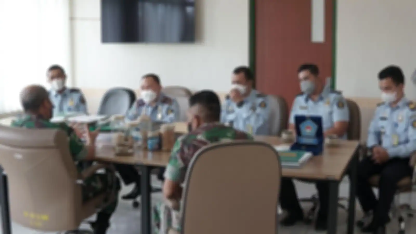 Foto pertemuan Kolonel Priyanto dan komandannya berjumpa Kepala Kantor Imigrasi Gorontalo itu diunggah di media sosial.