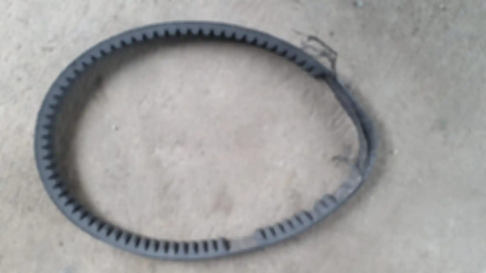 Ilustrasi v-belt motor matic hampir putus.