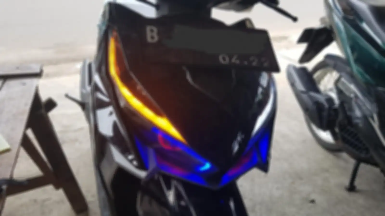 Ilustrasi lampu LED DRL custom di motor Honda Vario 
