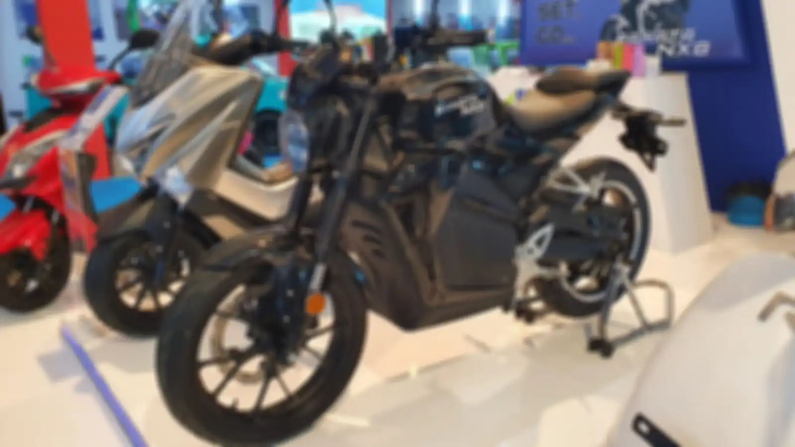 Motor listrik Rakata NX8 (warna hitam), mirip Honda CB150 Exmotion