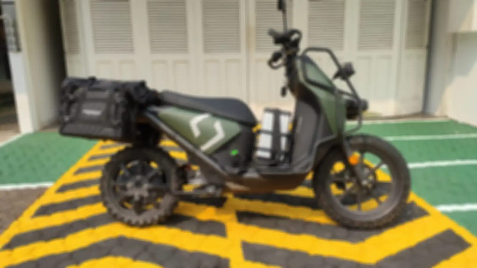Tampak samping motor listrik Charged Rimba, pakai side bag tambah gagah!