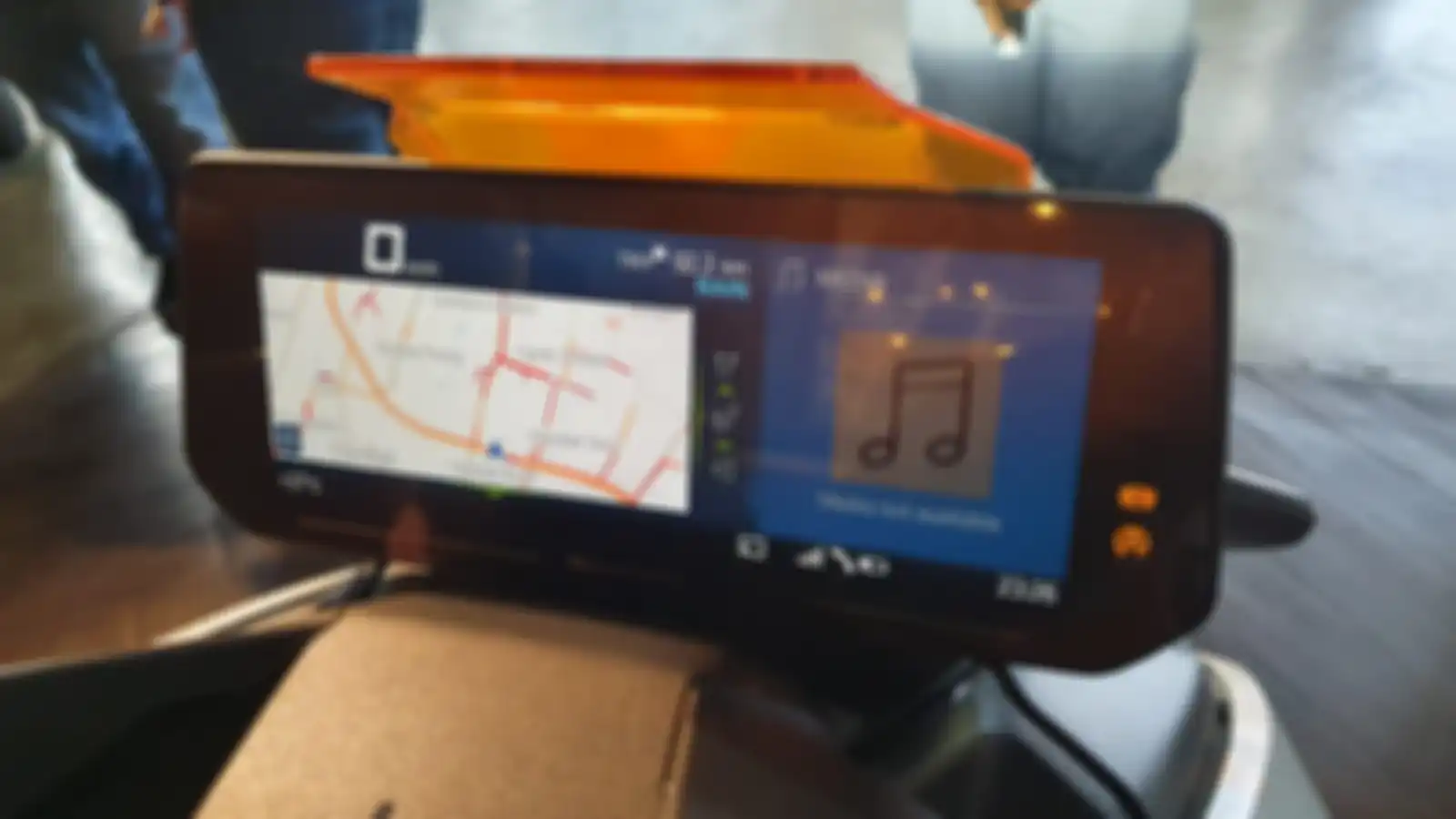 Panel instrumen TFT milik BMW CE-04 bisa terhubung smartphone