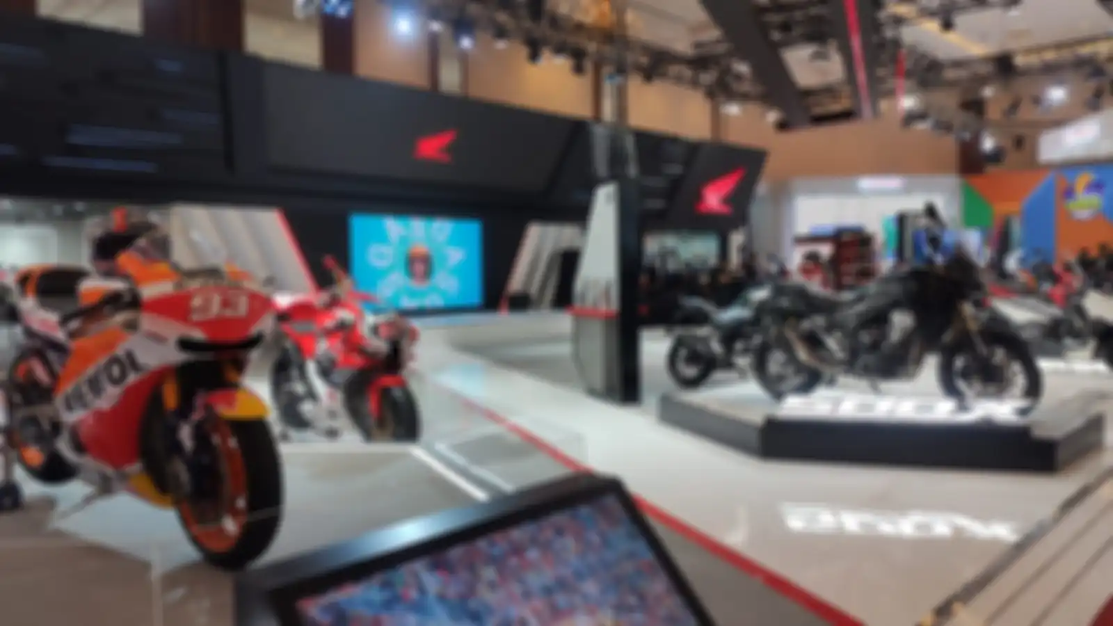 Booth PT. Astra Honda Motor (AHM) di IMOS 2022, ada motor Honda RC213V-S versi replika motor MotoGP yang dipakai Marc Marquez.