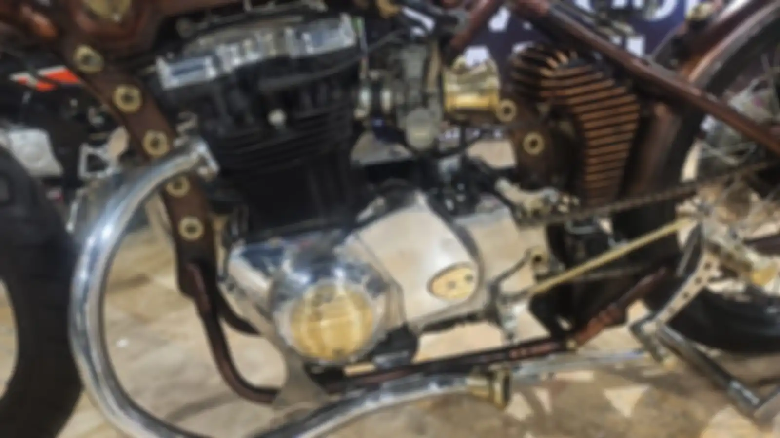 Mesin motor custom dengan gaya boardtrack ini dari Kawasaki KZ750 Twin.