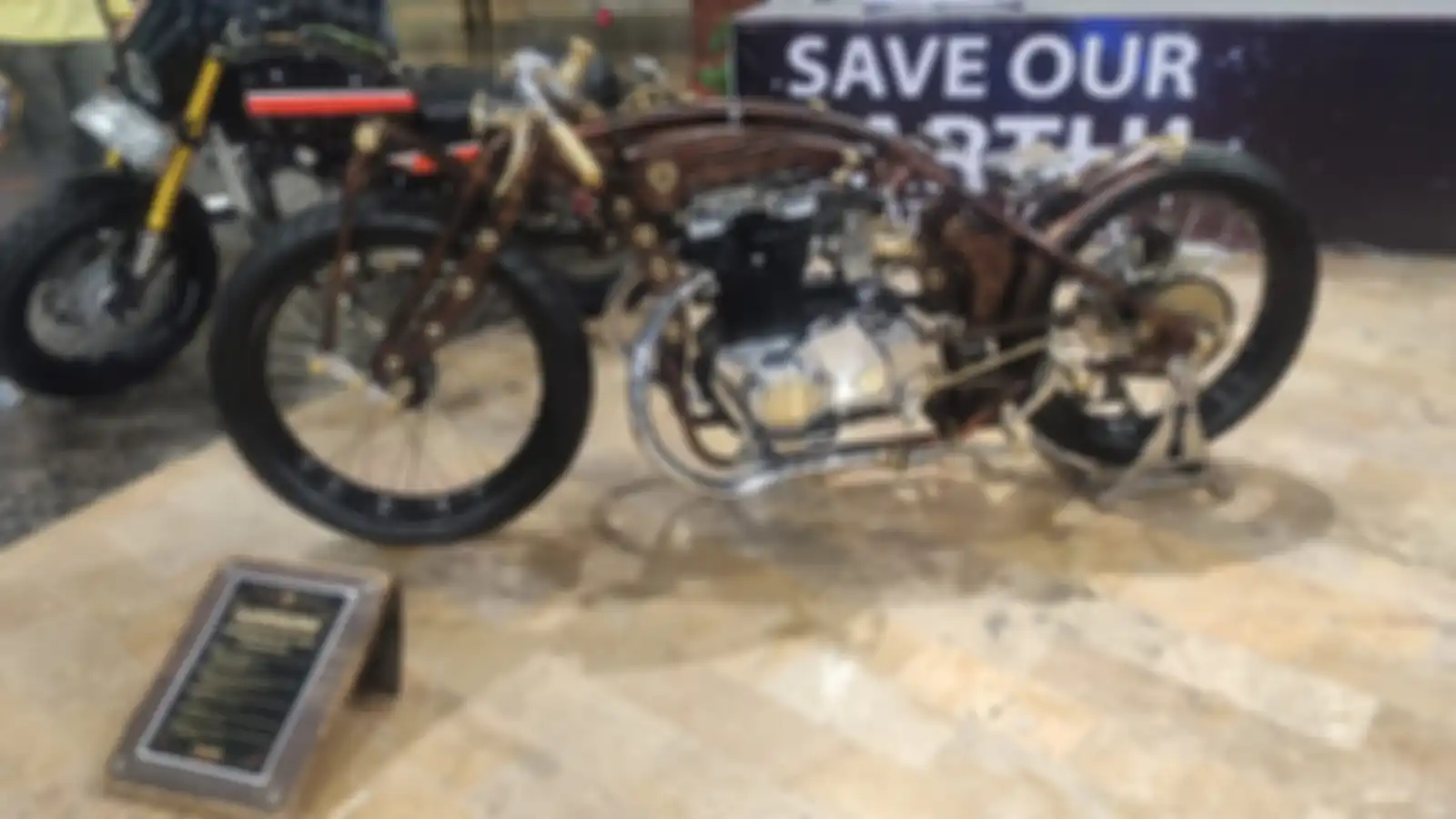 Tampak samping motor custom bergaya boardtrack oleh Gandring, berapa skornya nih?
