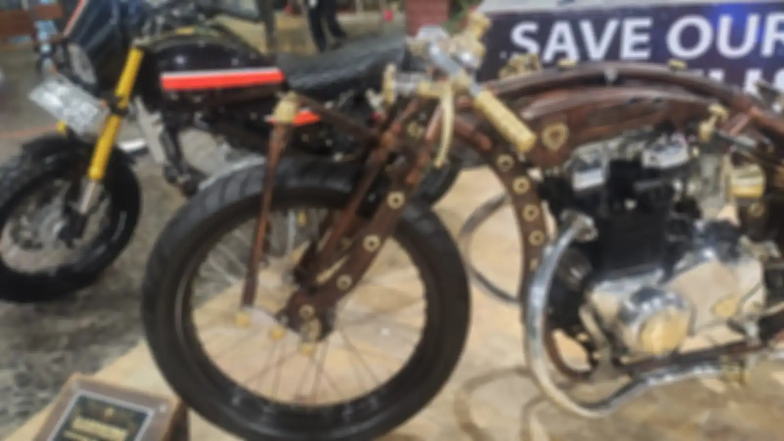 Handle rem dan grip setang kiri dilapisi kuningan pada motor custom Gandring.