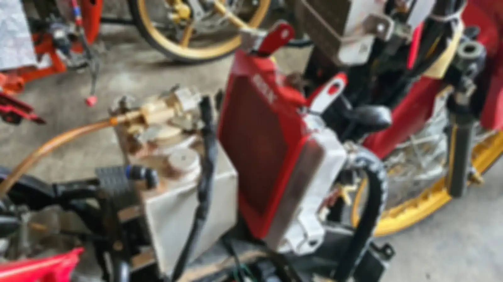 Pasang radiator Suzuki GSX-R150 di Honda Vario 125/150 yang khusus untuk balap.