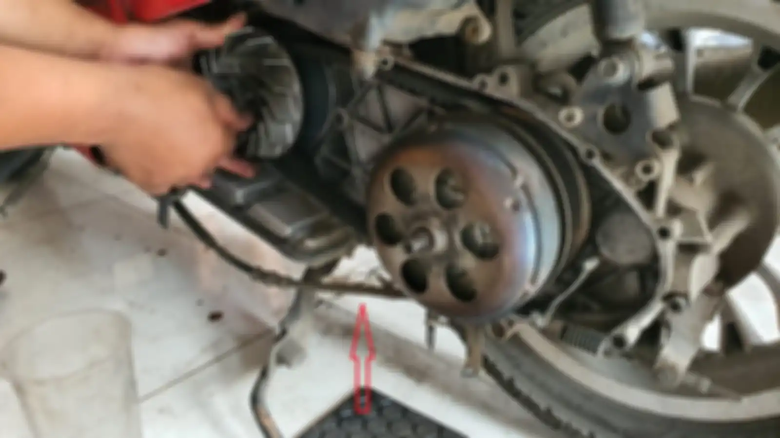 Posisi kabel rem teromol Vespa matic di bawah rawan terbentur 