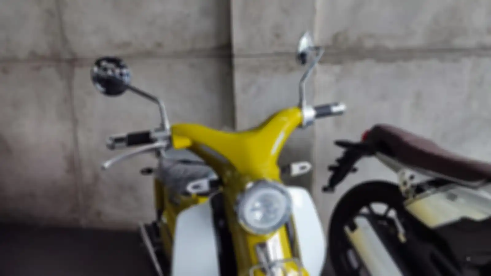 Bagian depan motor bebek SM Classic kuat nuansa retro.