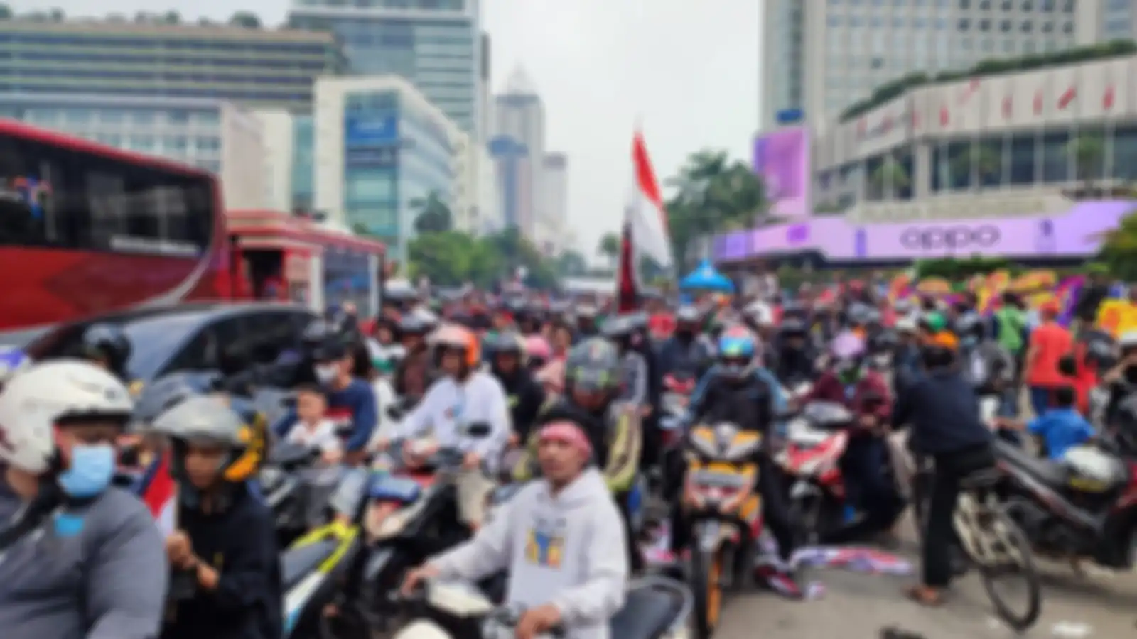Antusias para warga yang konvoi motor mengikuti arak-arakan Timnas Indonesia.