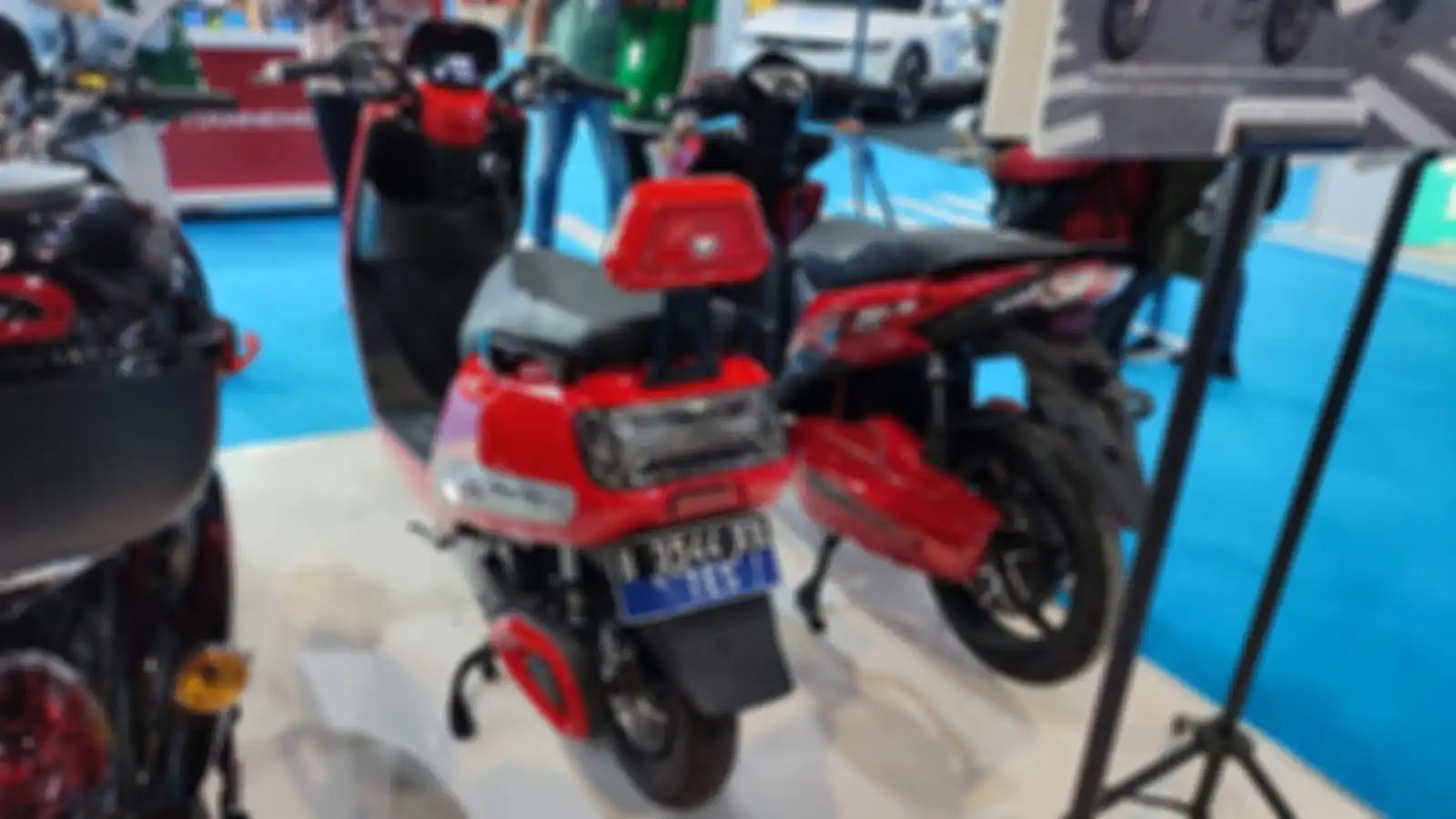 Bagian belakang motor listrik Selis E-Max Long Range.