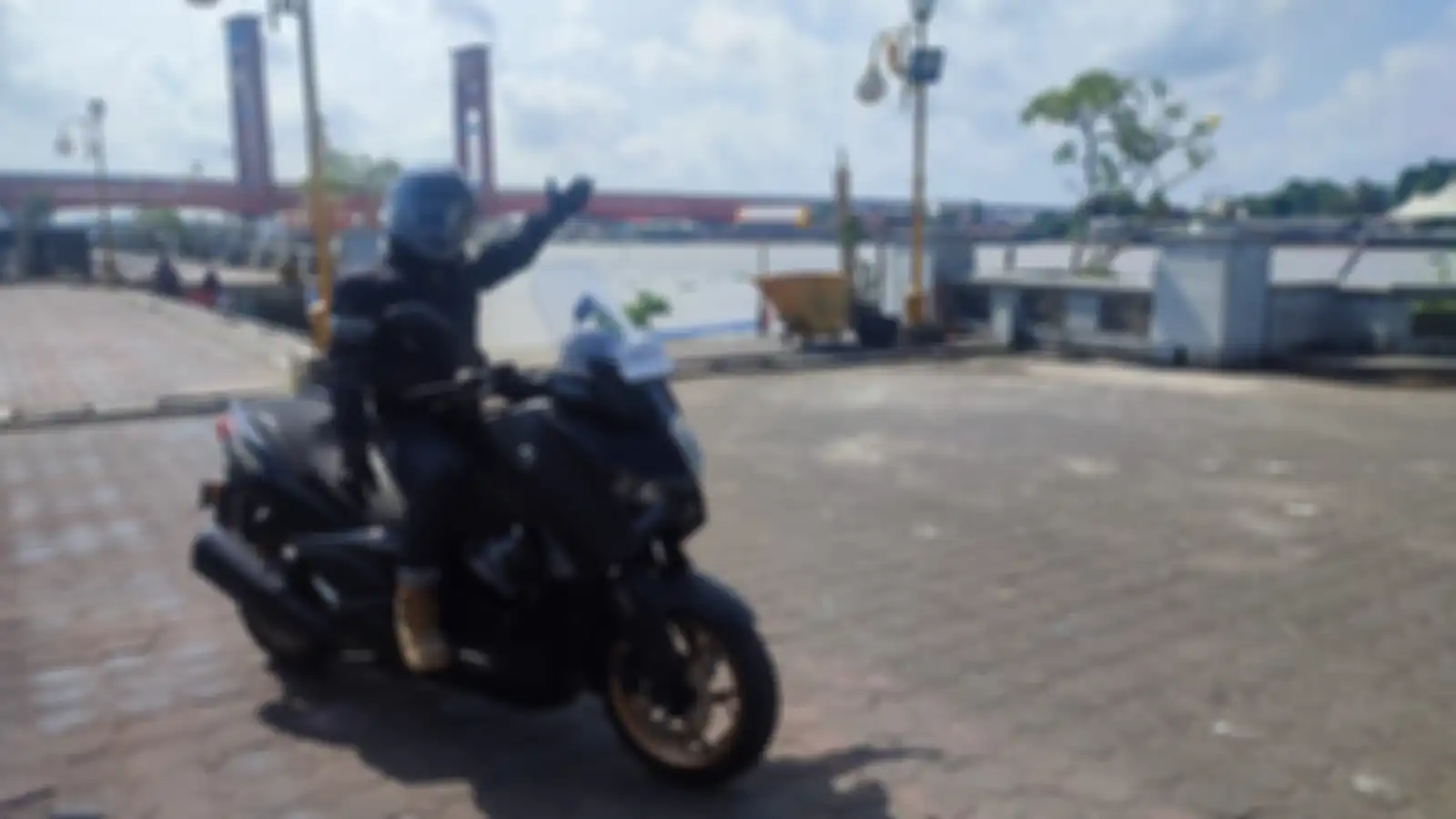 MOTOR Plus bersama Yamaha XMAX Connected berfoto di Benteng Kuto Besak dengan view Sungai Musi dan Jembatan Ampera.