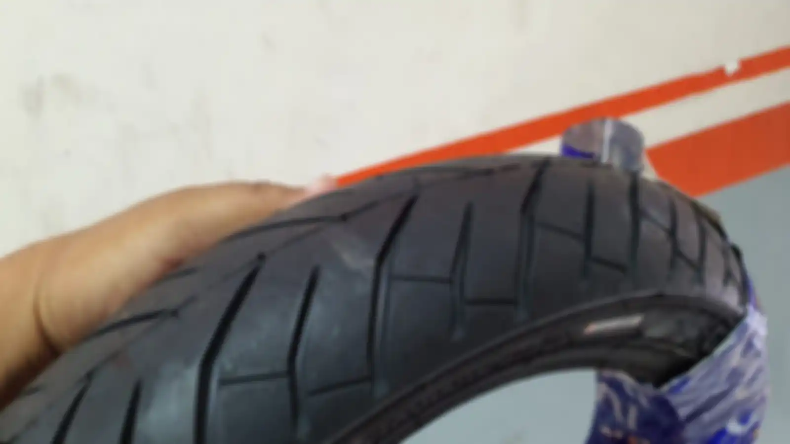 Ban motor CEAT asal India diklaim punya teknologi anti bocor saat paku dicabut. 