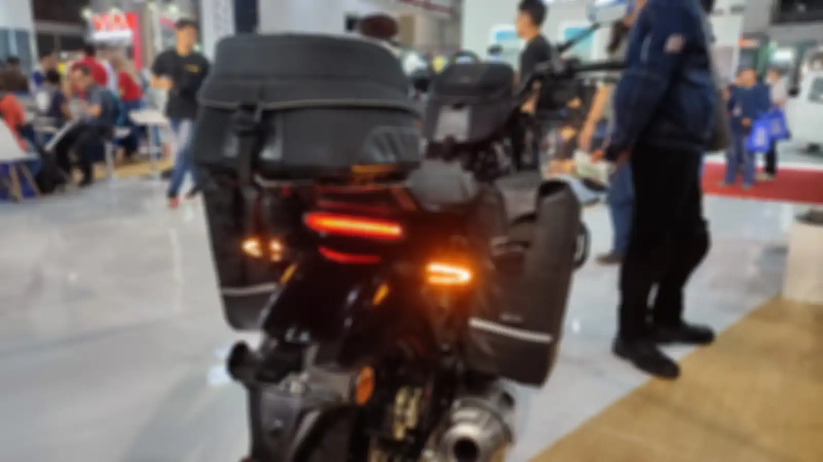 Tail Bag dan Side Bag jadi beberapa aksesoris resmi TVS Ronin, cocok untuk modifikasi motor ini.