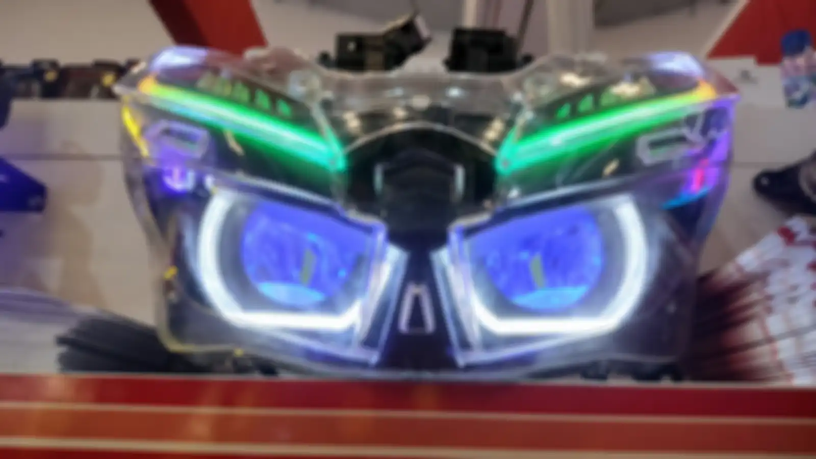 Angel eyes adalah lampu berwarna putih seperti cincin yang mengelilingi bagian luar projector