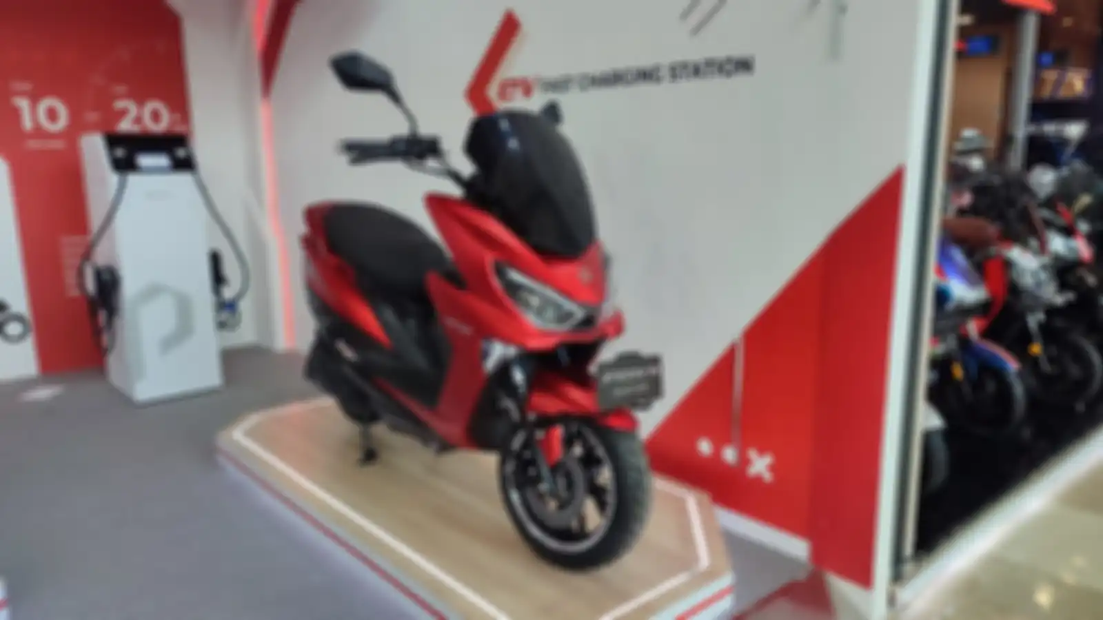 Motor listrik Polytron diskon di GIIAS 2023.