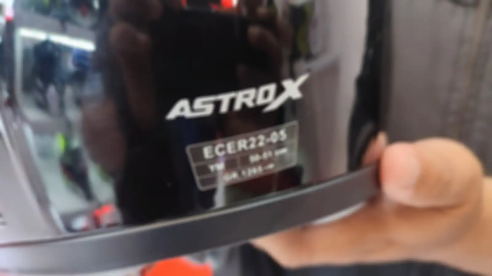 Sertifikasi helm anak Astro X ini sudah cocok dipakai balap motor.