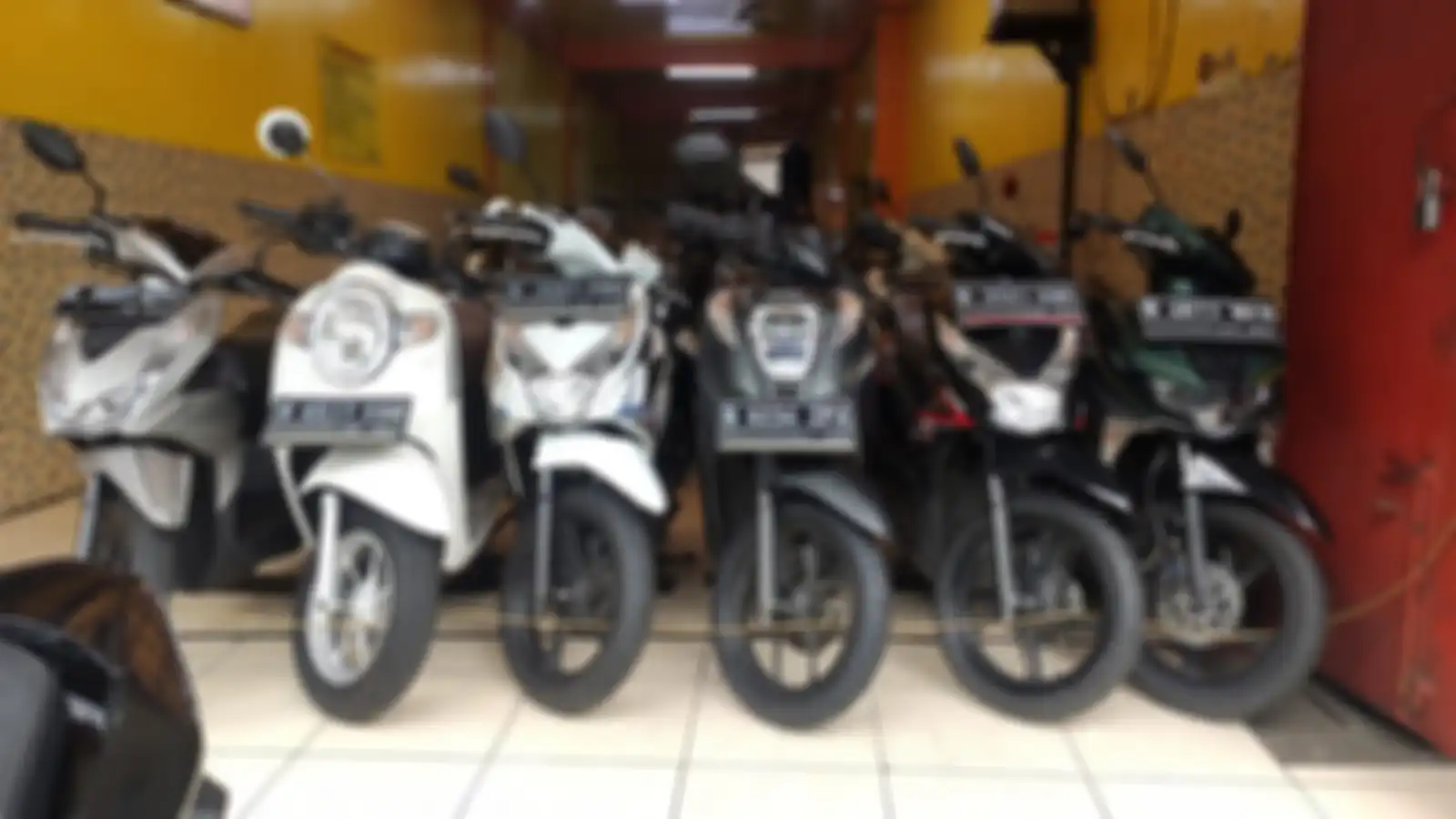 Foto suasana dealer motor bekas. Honda BeAT (paling kiri) sudah memakai rangka eSAF.