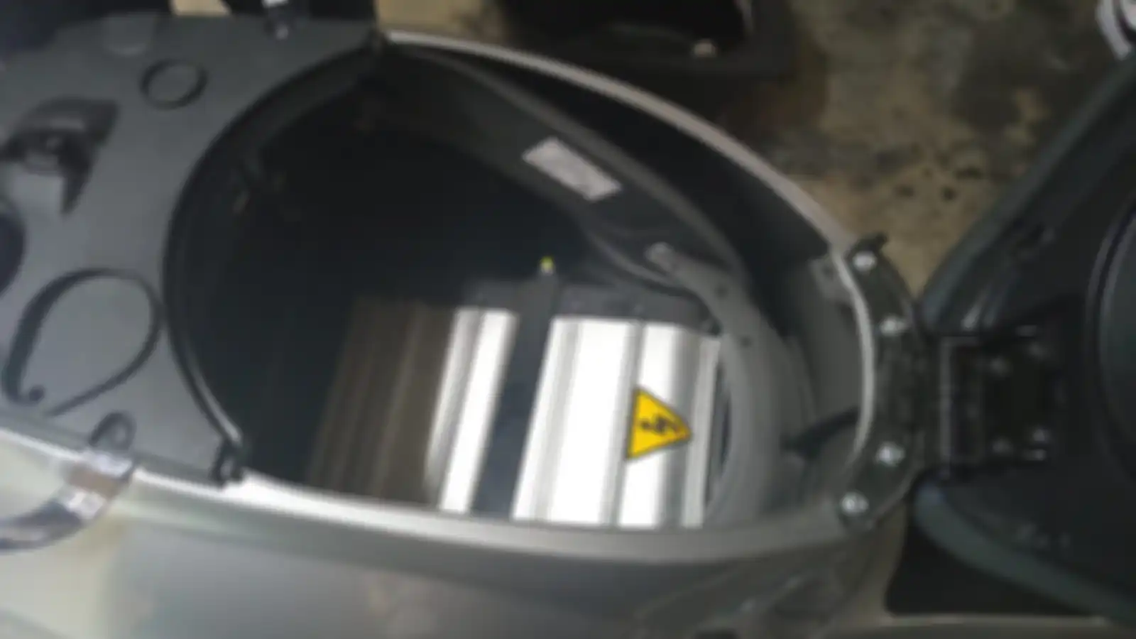 Vespa Elettrica menggunakan baterai lithium-ion buatan LG Chemical dengan spek 48V 28Ah