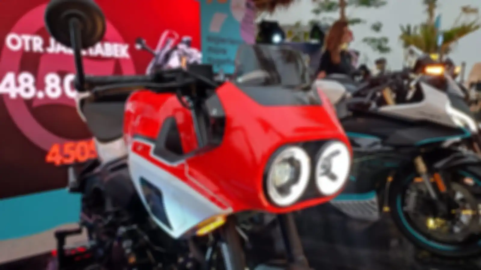 Bentuk headlamp unik dengan dual cluster yang punya housing bulat dan siluet X. 