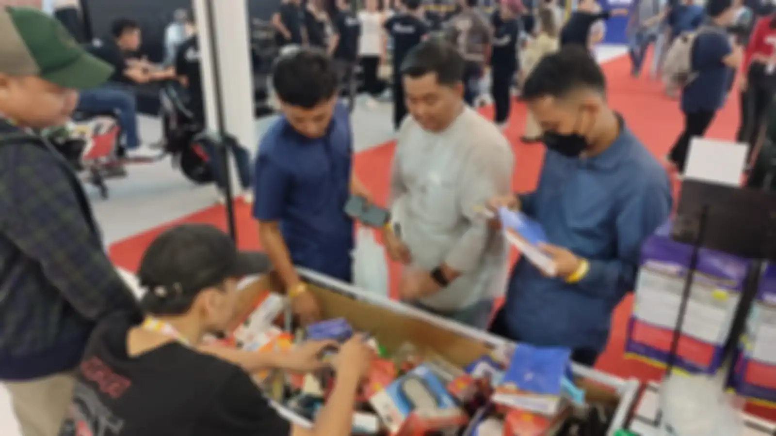 Antusiasme pengunjung saat melihat lapak aksesoris motor GMA cuma Rp 10 ribu di IMOS+ 2023.