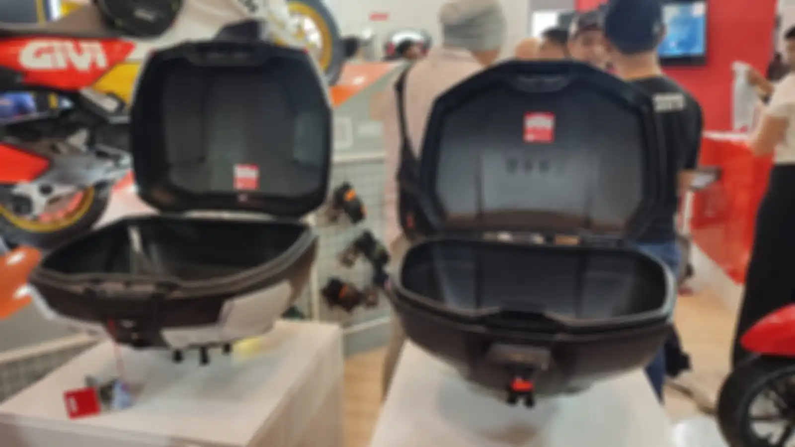 Detail bagian dalam box motor premium GIVI yang baru rilis di IMOS+ 2023.
