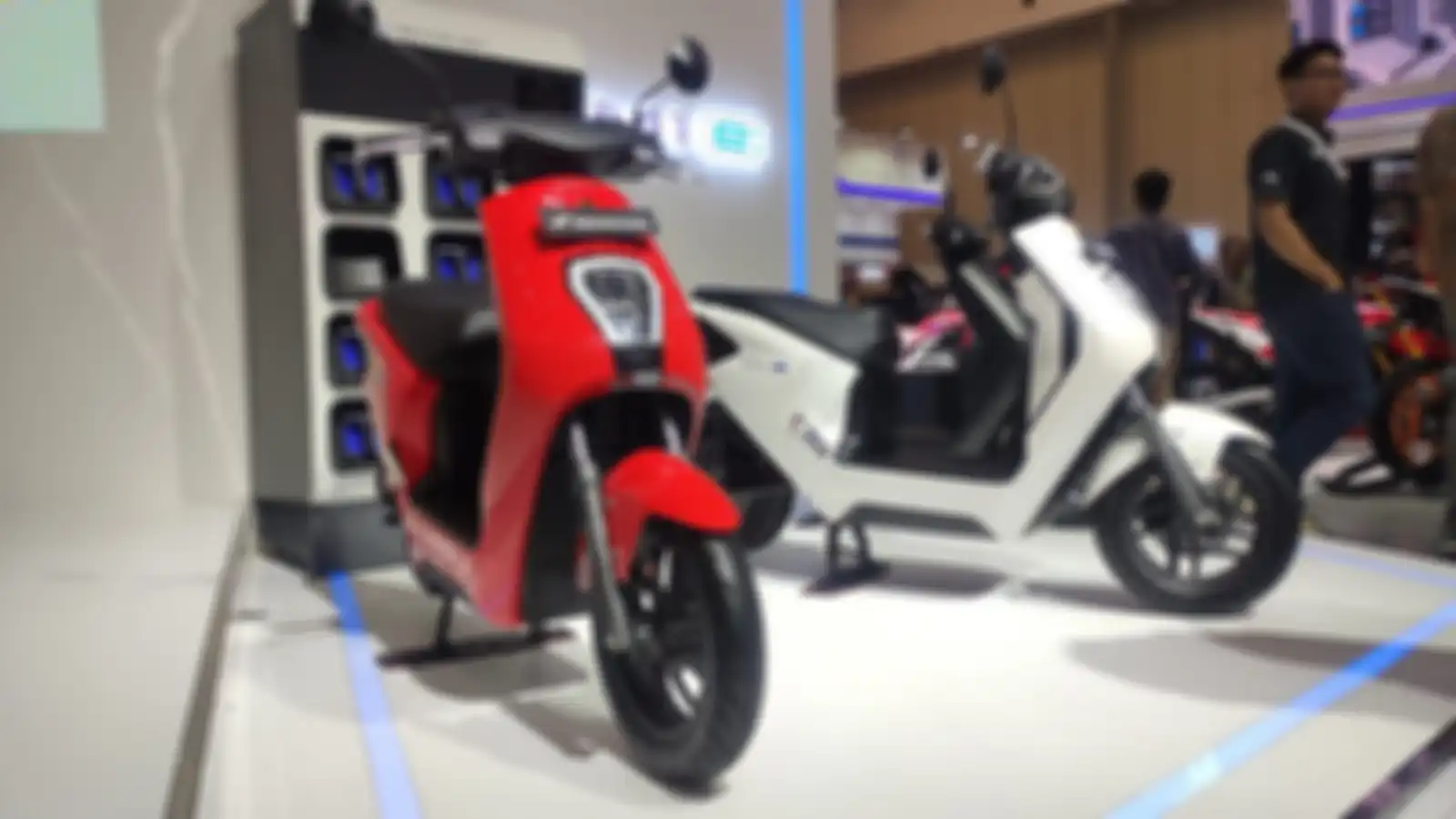Motor listrik Honda EM1 e: di booth AHM pada IMOS+ 2023.