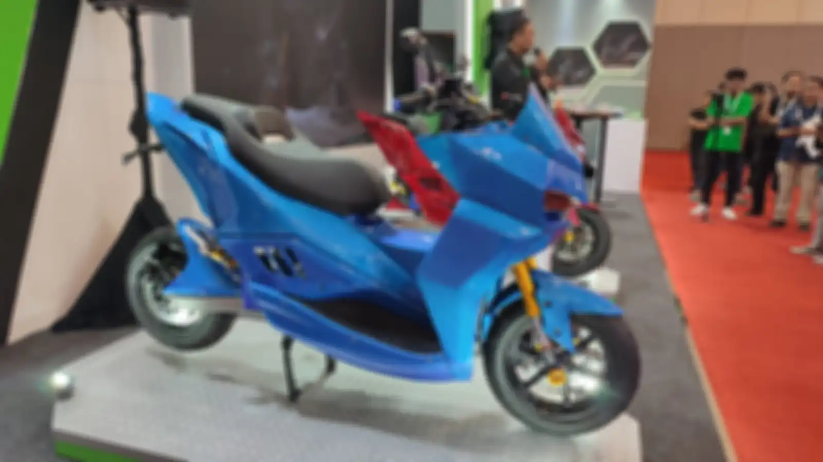 Seluruh material body motor listrik Dhelvic Genesis menggunakan material carbon kevlar yang diklaim ringan.
