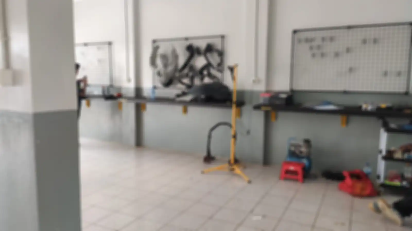 Tempat pemasangan kabel setan di Kabelsetan Wire Solution Center.