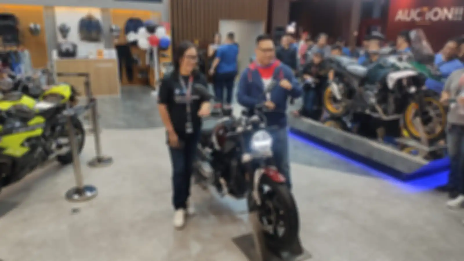 Suasana saat peluncuran motor baru BMW R12.