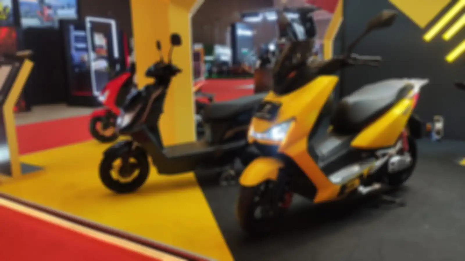 Motor listrik United MX1200 (warna hitam) dan TX3000 (warna kuning).