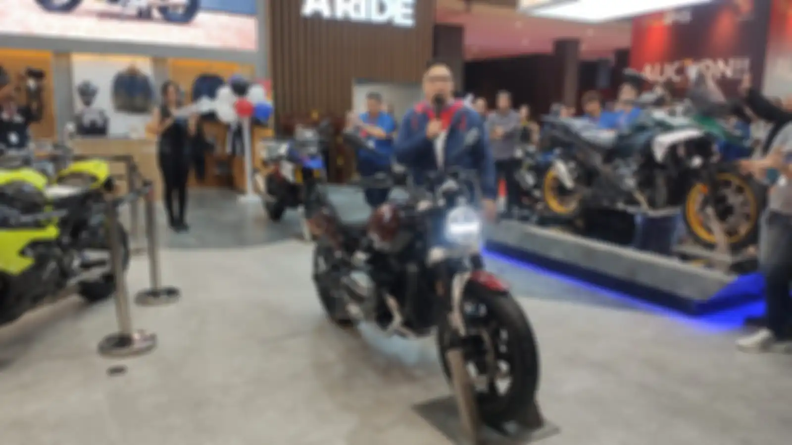 COO BMW Motorrad Indonesia, Davy Tuilan saat menjelaskan R12.