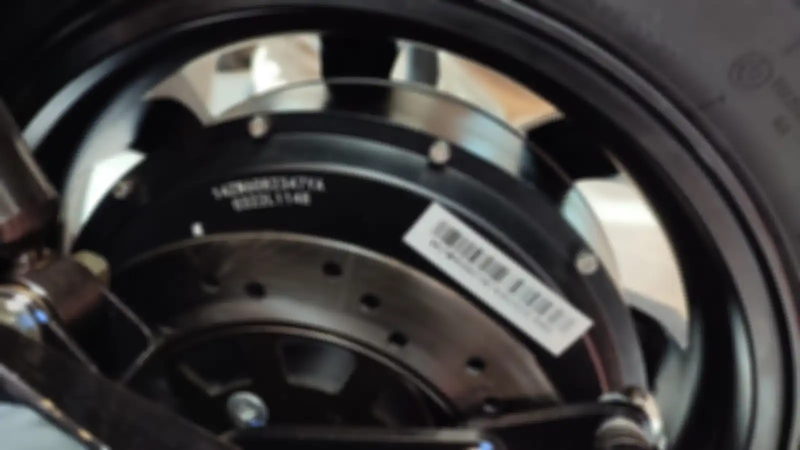 Nomor mesin motor listrik ALVA One XP masih terdapat di area dinamo.