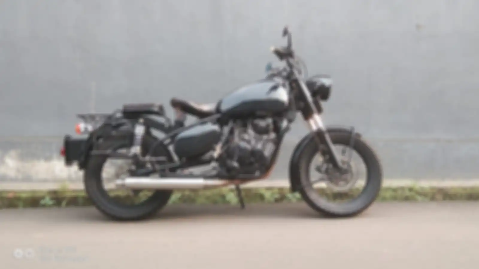 Tampak samping Yamaha Scorpio bergaya klasik.