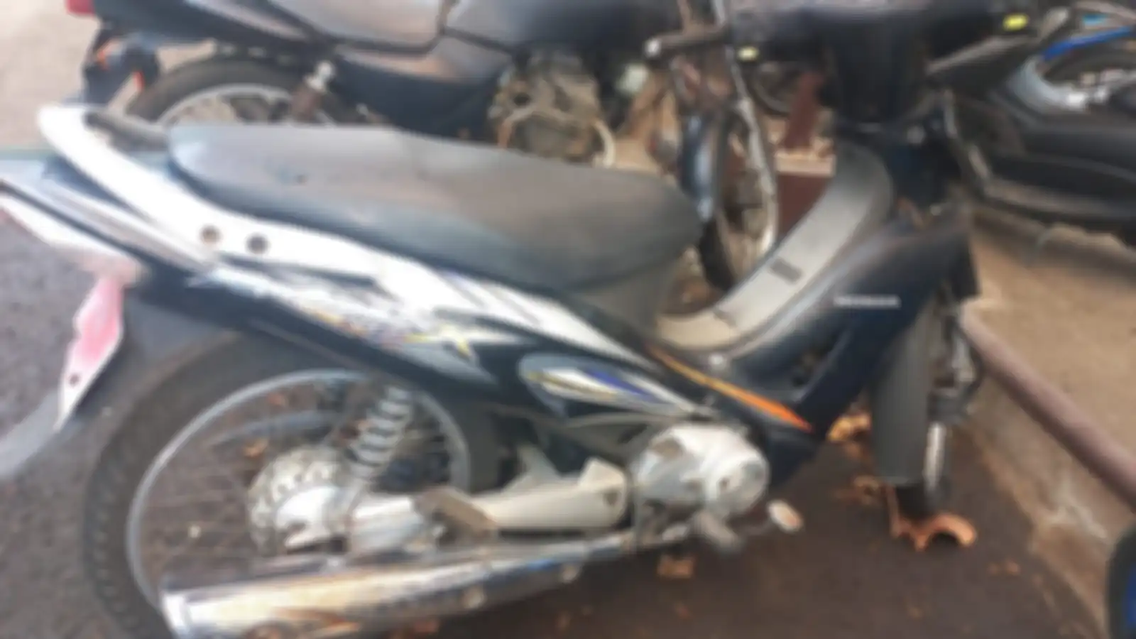 Sisi kanan motor murah Honda Karisma yang dilelang tidak sampai Rp 1 juta.
