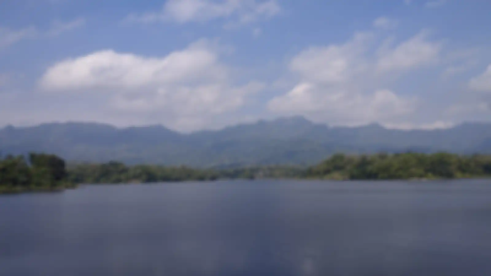 Barisan Pegunungan Seribu berjejer indah di selatan Waduk Tandon, Wonogiri (Habib/Intisari)