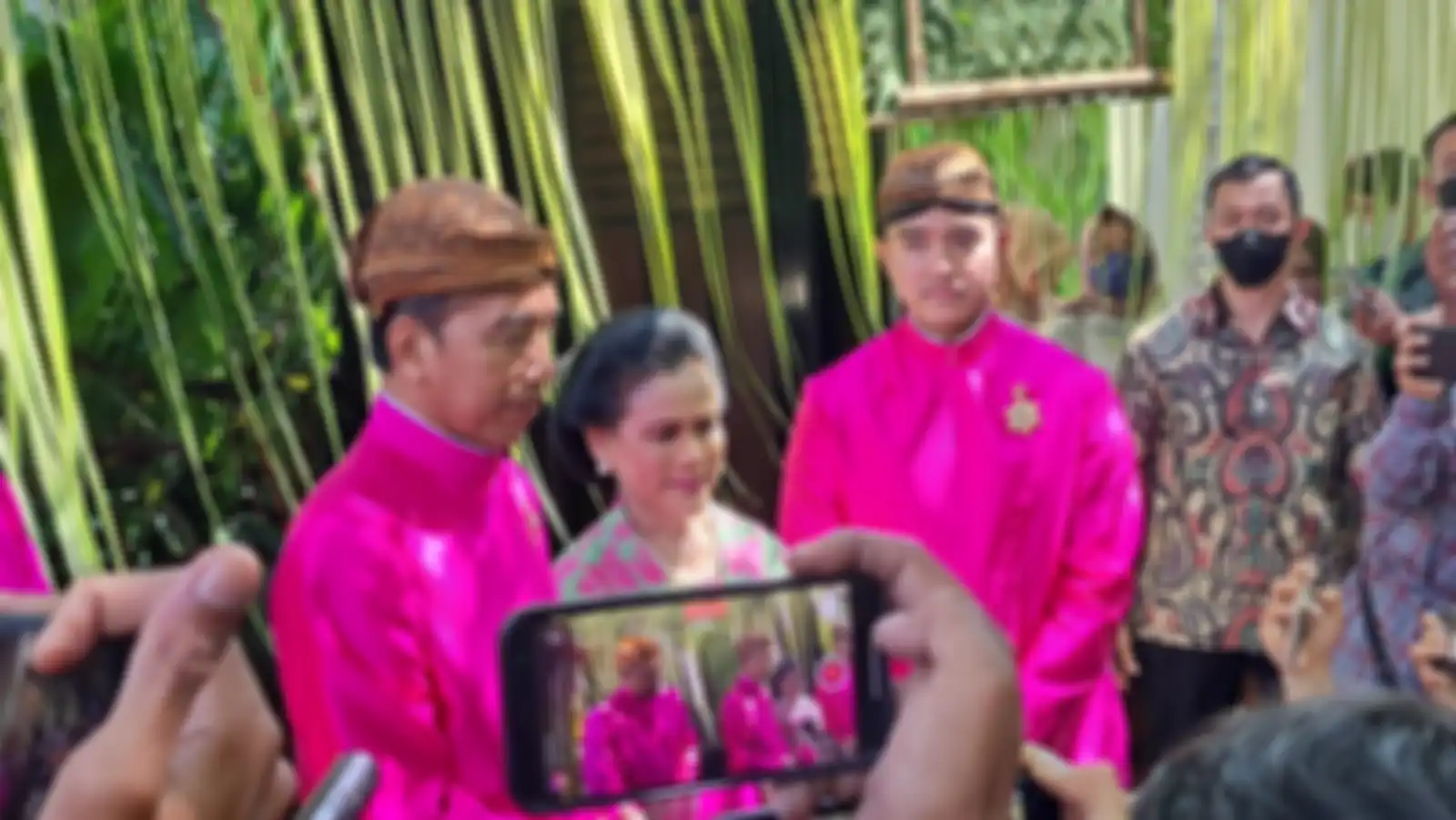 Kaesang Pangarep didampingi Joko Widodo dan Iriana Jokowi pasca prosesi siraman