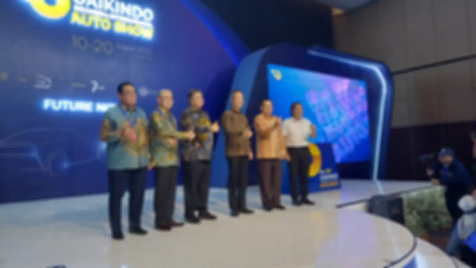 GIIAS 2023 resmi dibuka, Menteri Koordinator Bidang Perekonomian Airlangga Hartarto (ketiga dari kiri) turut ikut. 