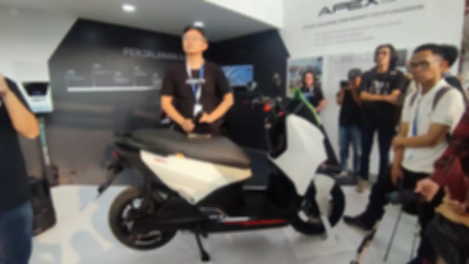 James Chan, CEO dan Founder motor listrik ION Mobility dengan M1-S di GIIAS 2023.