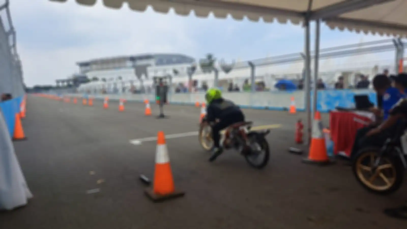 Drag bike di Sirkuit Ancol, lengkap dengan lampu start christmas tree