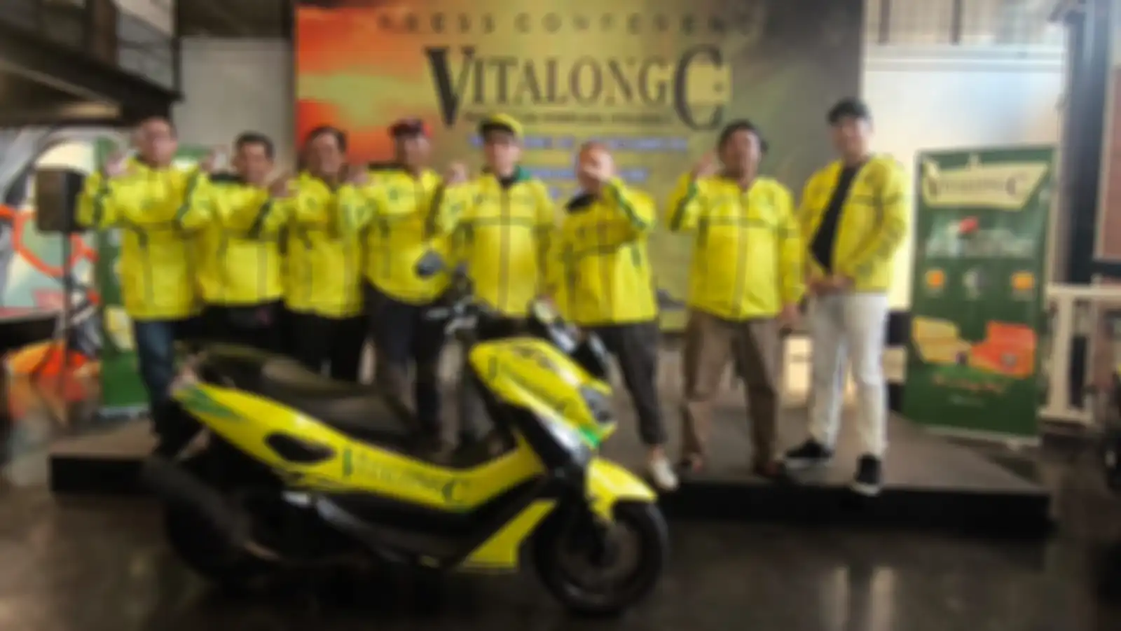 Foto bersama biker Gomax Adv dengan Vitalong C.