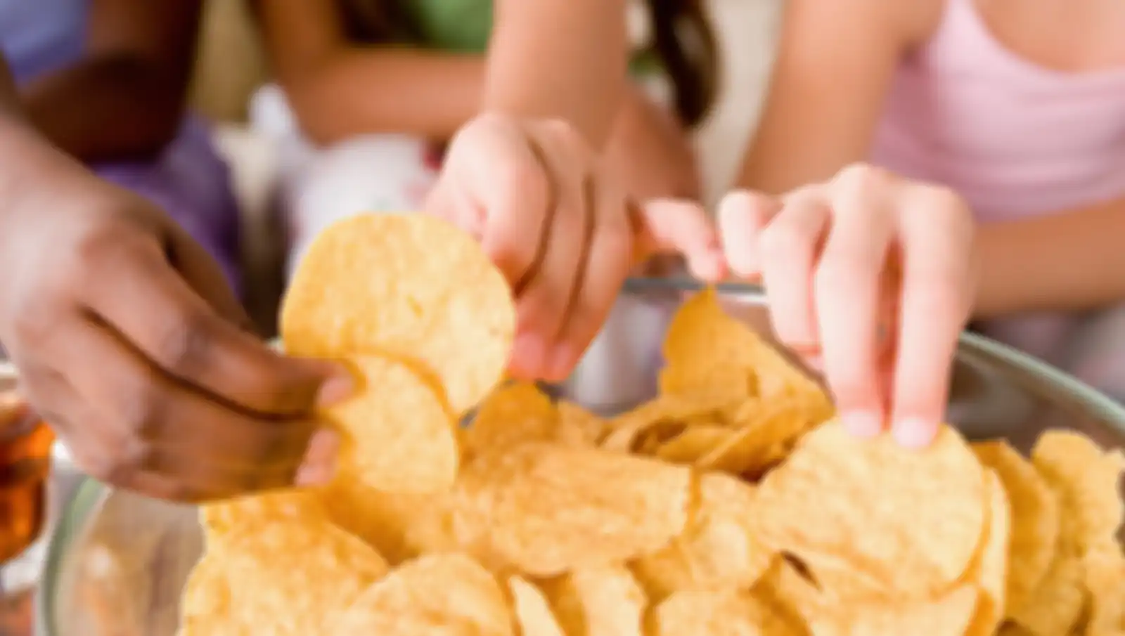 Makan Keripik Kentang Bikin Ketagihan