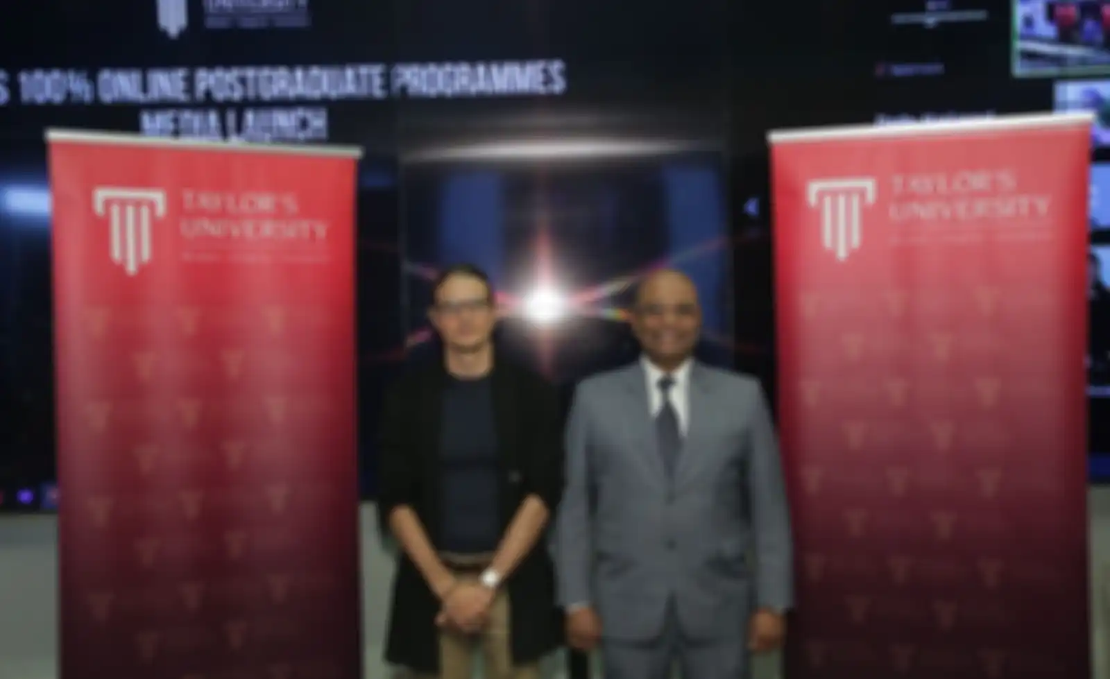 Pierre-Louis Genier (kiri), Pro Vice-Chancellor dari Taylors Digital dan Profesor Dr. Pradeep Nair (kanan), Wakil Rektor dan Kepala Biro Akademik dari Taylor’s University.