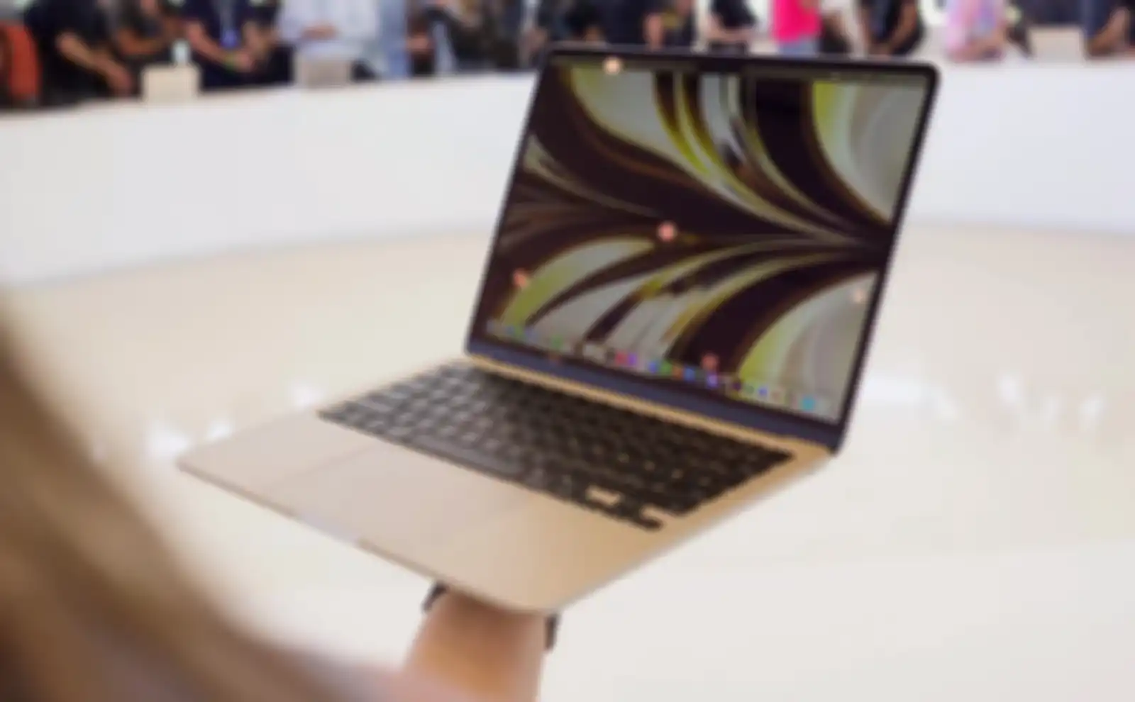 Ilustrasi penjualan MacBook Air M2 di Singapura