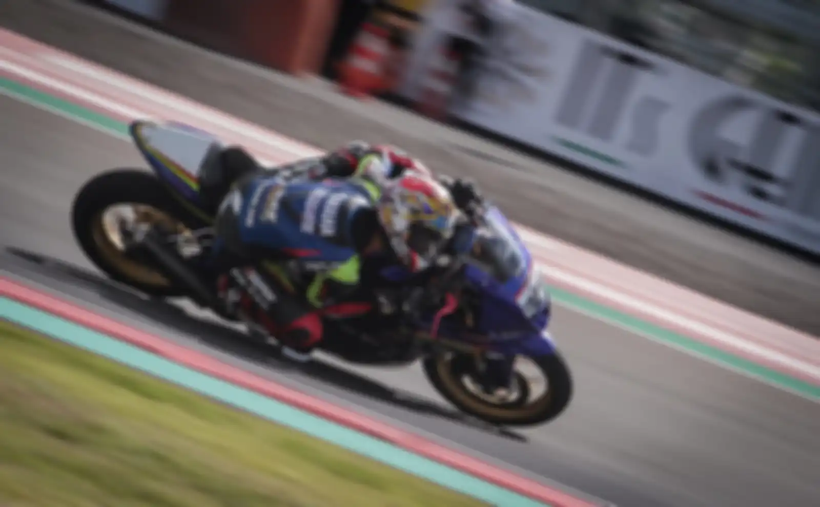 Debut Felix P.M di balap Sport 250 mendapatkan apresiasi dari Rey Ratukore yang notabene Mentor dan Pemilik Tim Yamaha RRS Cargloss TDR. 